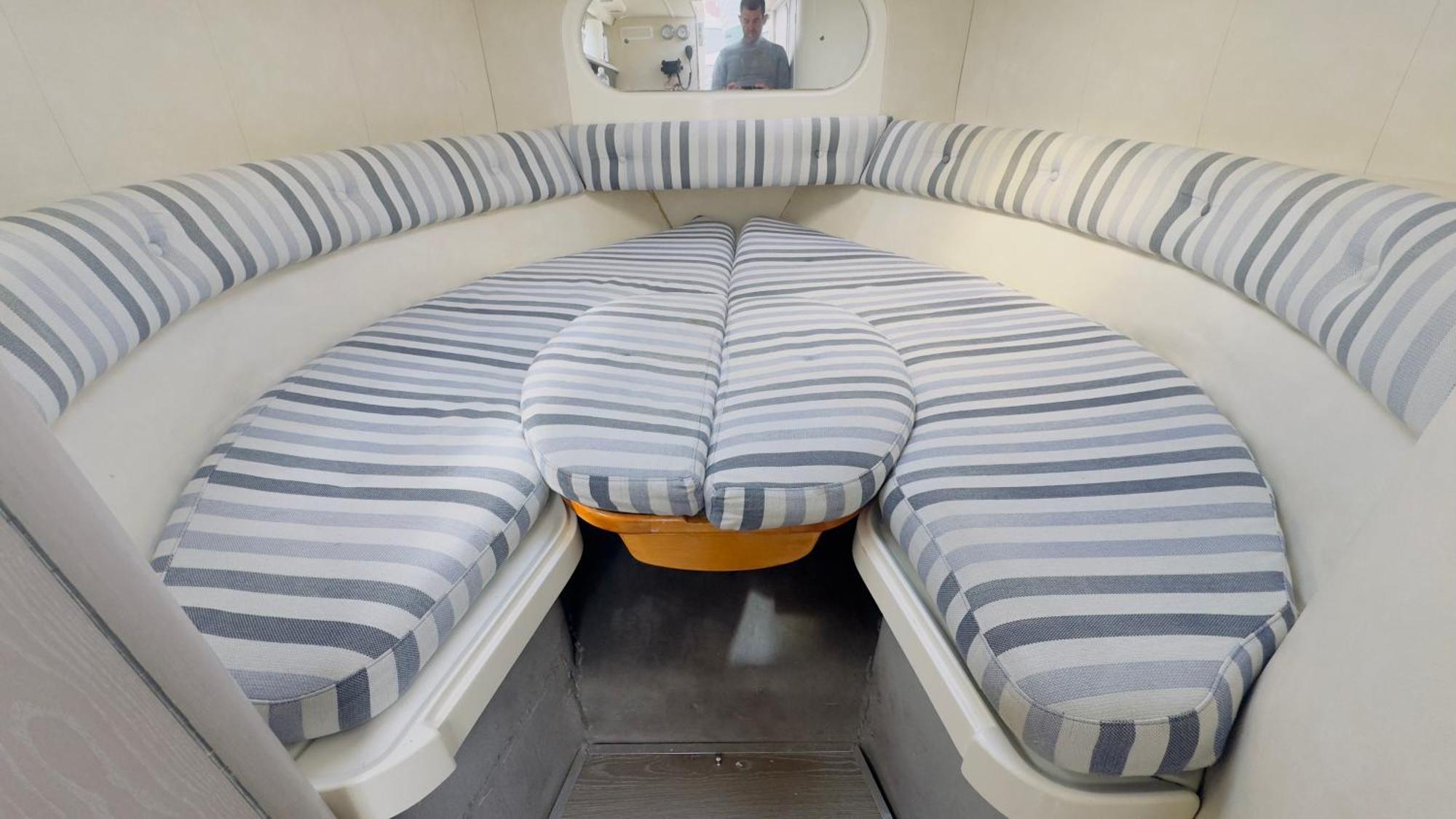 Sailing Experience In Bateau-hôtel Barcelone